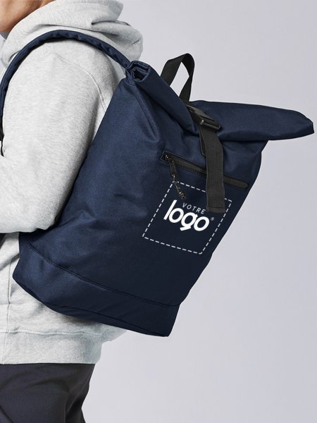 Homme portant le sac à dos enroulable BG286 couleur Navy