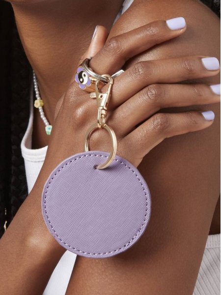 femme avec porté clé violet lilas à personnaliser 