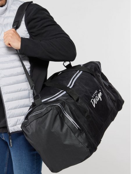 mannequin homme de face portant le Sac de sport 55 personnalisable mannequin homme de face portant le Sac de sport 55 personnalisable