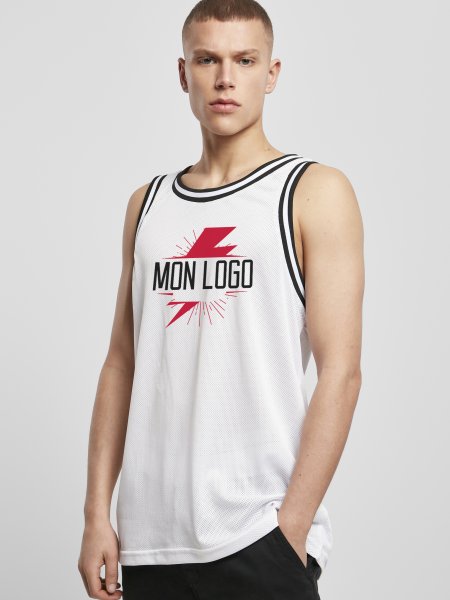 Débardeur pour homme style maillot de basket BY009 en coloris White avec un exemple de logo floqué sur la poitrine