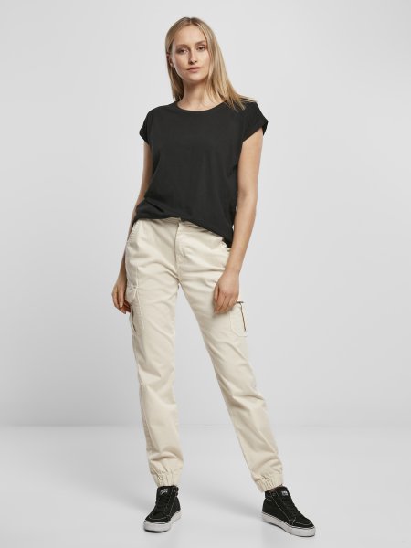 Tee shirt personnalisable pour femme BY021 en coloris Black associé à un pantalon beige style cargo