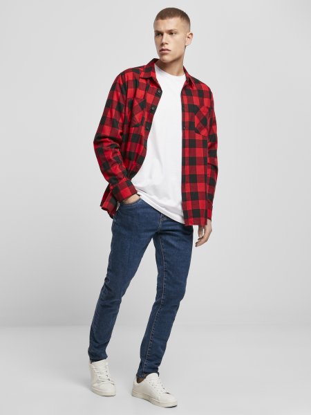 Chemise à carreaux personnalisable BY031 en coloris Black / Red portée sur un t-shirt blanc et jean