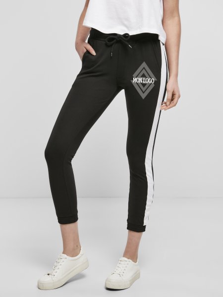 Pantalon de jogging pour femme BY103 noir avec bande blanche le long de la jambe et un exemple de logo imprimé sur la cuisse