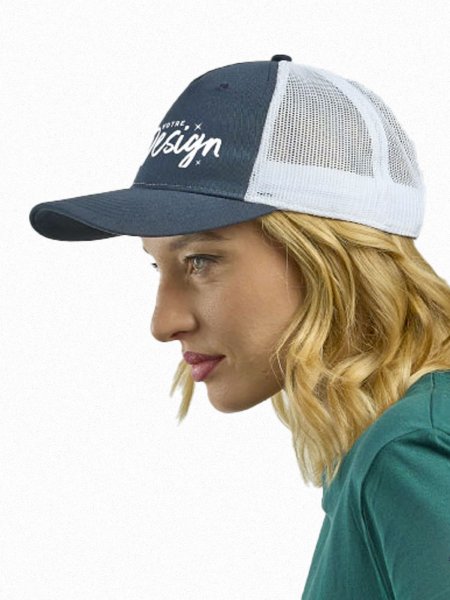 mannequin femme de face portant la Casquette running micro-perforée à personnaliser mannequin femme de face portant la Casquette running micro-perforée à personnaliser