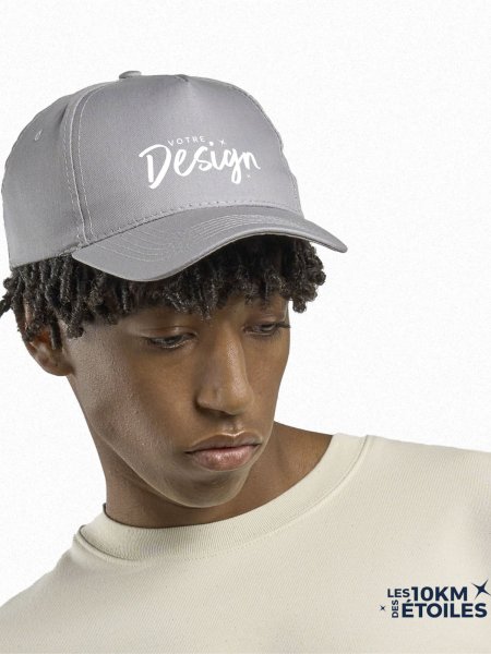 mannequin homme de face portant la Casquette 10 km des Étoiles mannequin homme de face portant la Casquette 10 km des Étoiles