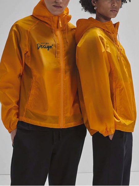 mannequin homme et mannequin femme de face portant le Coupe-vent unisexe personnalisable mannequin homme et mannequin femme de face portant le Coupe-vent unisexe personnalisable