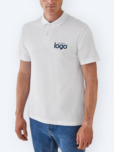Le mannequin homme porte le polo à manches courtes CGPUI10 à personnaliser en coloris White
