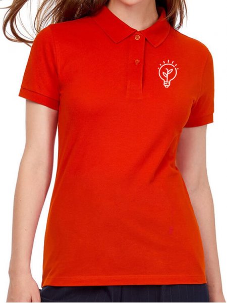Le polo CGPW440 en coton bio à personnaliser en coloris Fire Red Le mannequin femme porte le polo CGPW440 en coton bio à personnaliser en coloris Fire Red