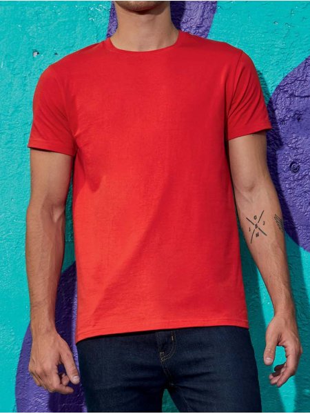 Le E190 à personnaliser en coloris Red Le mannequin homme porte le t-shirt E190 à manches courtes et col rond en tissu épais à personnaliser en coloris Red