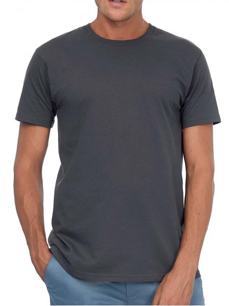 Le t-shirt E190 à personnaliser en coloris Dark Grey Le mannequin homme porte le t-shirt E190 à manches courtes et col rond en tissu épais à personnaliser en coloris Dark Grey