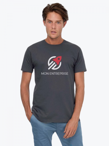Le t-shirt E190 à personnaliser en coloris Dark Grey Le mannequin homme porte le t-shirt E190 à manches courtes et col rond en tissu épais à personnaliser en coloris Dark Grey