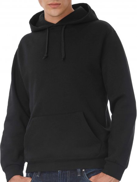 Le sweat à capuche et poche kangourou CGWUI21 à personnaliser en coloris Black Le mannequin homme porte le sweat CGWUI21 à capuche et poche kangourou à personnaliser en coloris Black