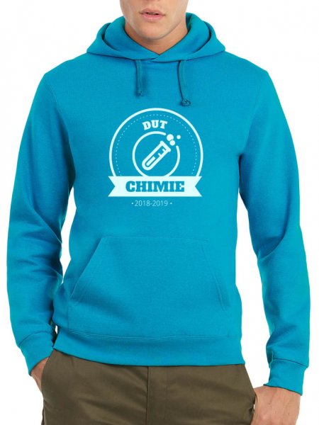 Le sweat à capuche et poche kangourou CGWUI21 à personnaliser en coloris Atoll Le mannequin homme porte le sweat CGWUI21 à capuche et poche kangourou à personnaliser en coloris Atoll