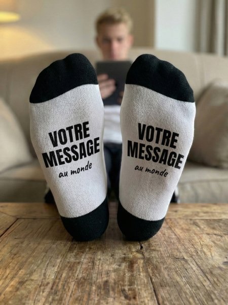 Chaussettes à message personnalisé Chaussettes à message caché sous les pieds portées
