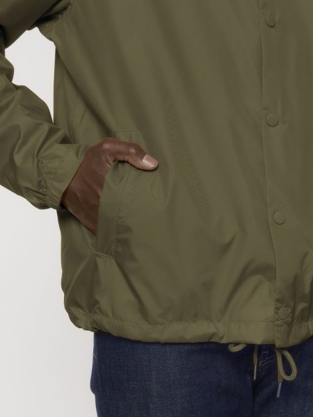 Détails poche sur la veste Coacher en coloris British Khaki