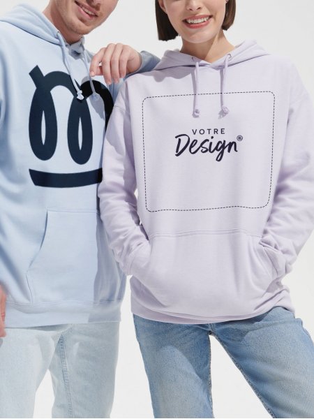une femme et un homme portant le sweat Condor en coloris Lilas et Bleu Arctique à personnaliser avec votre logo une femme et un homme portant le sweat Condor en coloris Lilas et Bleu Arctique à personnaliser avec votre logo