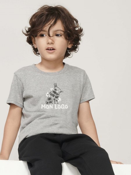 Exemple de logo imprimé sur le t-shirt enfant en coton bio Crusader Kids, coloris Heather Grey