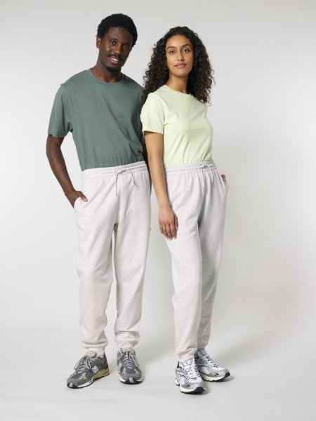 un homme et une femme portant le jogging Mover 2.0 personnalisable en coloris Cool Heather grey