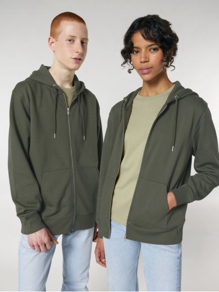 un homme et une femme portant le sweatshirt à capuche zippé Cultivator 2.0 à personnaliser en coloris khaki