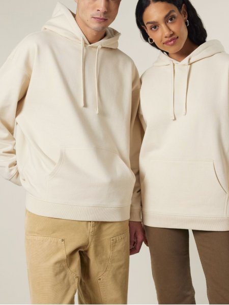 mannequin homme et mannequin femme de face portant le sweat slammer 2.0 en cream