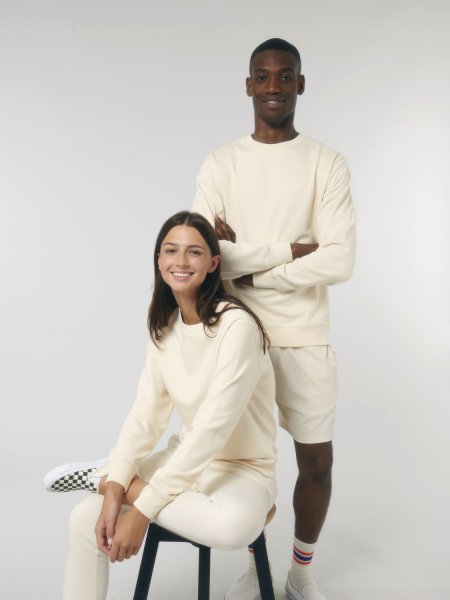 femme et homme portant le STSU799 en coloris natural raw, sweat a col rond unisexe