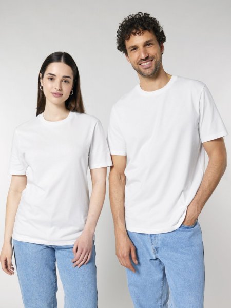 un homme et une femme portant le t-shirt à personnaliser Creator 2.0 en coloris White 