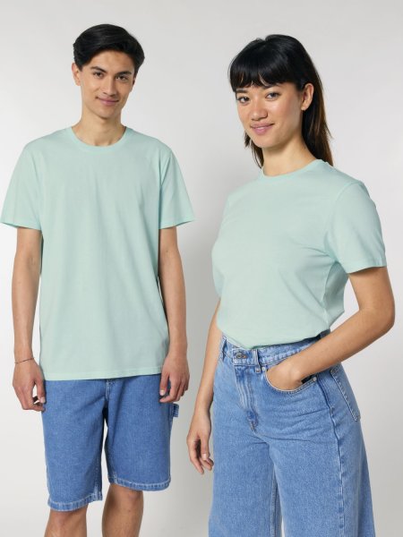un homme et une femme portant le t-shirt crafter à personnaliser en coloris caribbean blue