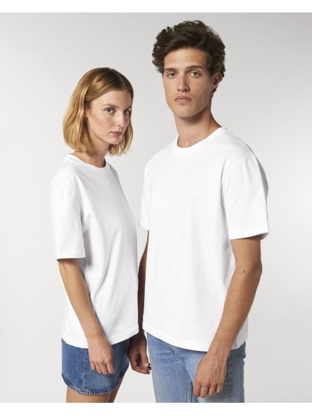 Une femme et un homme portent le t-shirt Fuser en coloris White