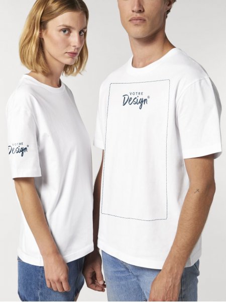 Un homme et une femme portant le t-shirt fuser à personnaliser avec votre logo