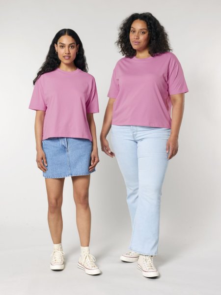 deux femmes portant le t-shirt à personnaliser NOVA en coloris bubble pink