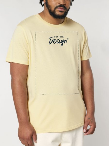 un homme portant le t-shirt CRAFTER avec votre logo dans le coloris butter 