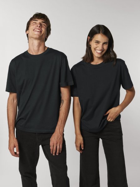 Un homme et une femme portent le t-shirt large Fuser en coloris Black