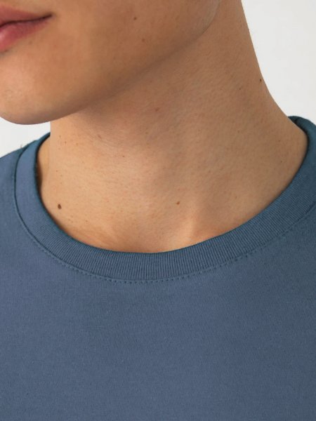Zoom sur le col du t-shirt E190 à manches courtes en tissu épais à personnaliser en coloris stone blue