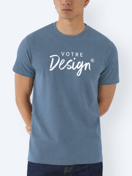Le mannequin homme porte le t-shirt E190 à manches courtes et col rond en tissu épais à personnaliser en coloris stone blue