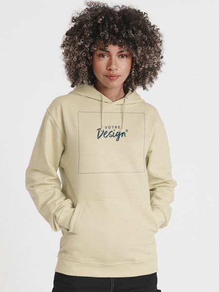 Sweat à capuche JH001 en coloris Vanilla Milkshake porté par une femme avec votre logo dans la zone de personnalisation