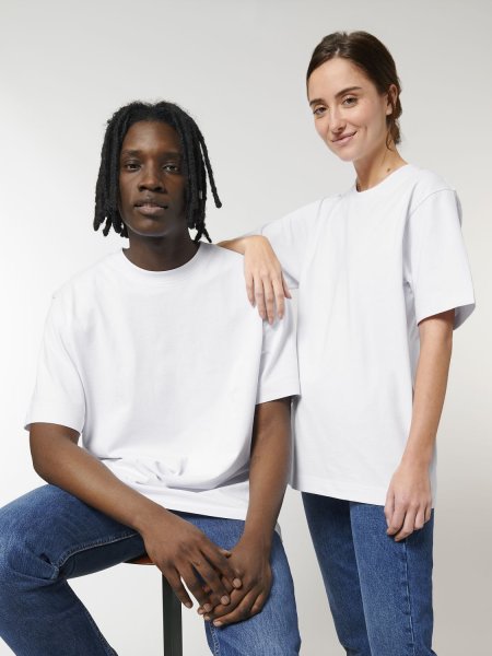 Un homme et une femme portent les t-shirts lourd Freestyler en coloris White