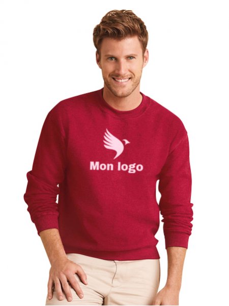 Le sweat GI18000 à personnaliser en coloris Cherry Red Le mannequin homme porte le sweat GI18000 à col rond en couleur Cherry Red