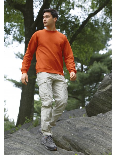 Le GI18000 à col rond personnalisable en coloris Safety Orange Le mannequin homme porte le sweat GI18000 à col rond en coloris Safety Orange