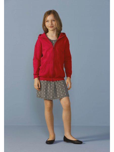 Le GI18600B à personnaliser en coloris Red Le mannequin enfant porte le sweat zippé à capuche GI18600B en coloris Red