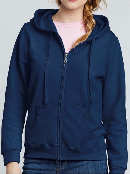 Le sweat à capuche zippé GI18600FL personnalisable en coloris Navy Le mannequin femme porte le sweat à capuche zippé GI18600FL à personnaliser en coloris Navy