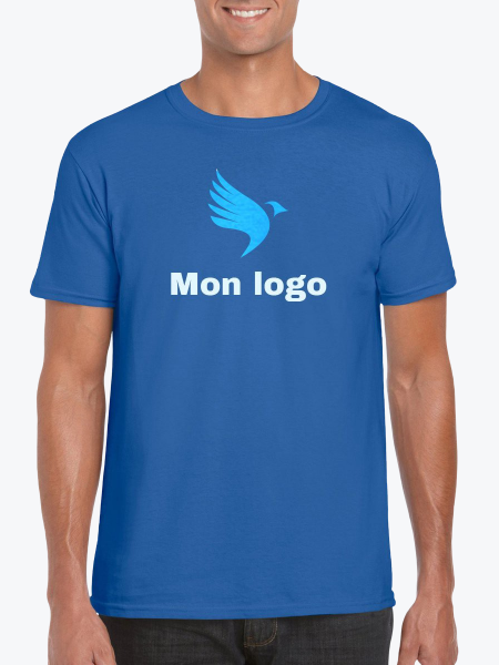 T-shirt GI6400 à personnaliser en coloris Royal Blue Le mannequin homme porte le t-shirt à col rond et manches courtes à personnaliser GI6400 en coloris Royal