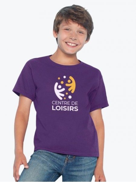 Le t-shirt GI6400B à personnaliser en coloris Purple Le mannequin enfant porte le t-shirt GI6400B à manches courtes et col rond personnalisable en coloris Purple