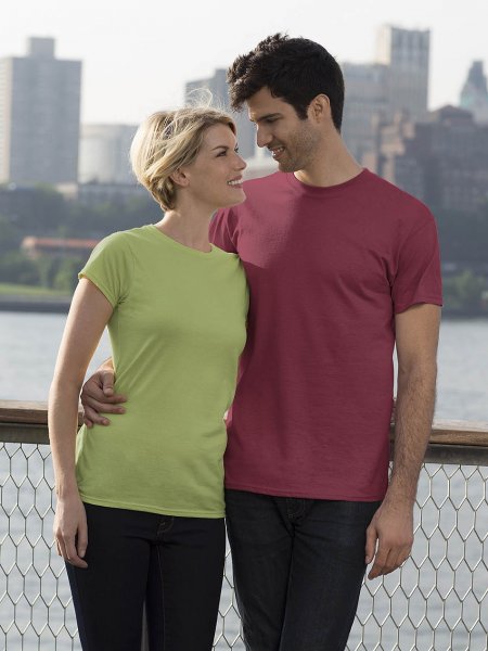 Le GI6400L disponible également en version homme en coloris Mint Green et Heather Cardinal Les mannequins femme et homme portent le t-shirt à personnaliser GI6400 en coloris Mint Green et Heather Cardinal