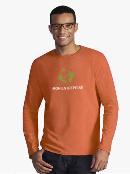 Le t-shirt GI64400 à imprimer en coloris Orange Le mannequin homme porte le t-shirt à manches longues et col rond GI64400 à personnaliser en coloris Orange