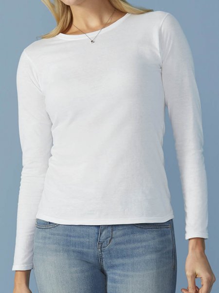 Le t-shirt GI64400L à personnaliser en coloris White Le mannequin femme porte le t-shirt à manches longues GI64400L à personnaliser en coloris White