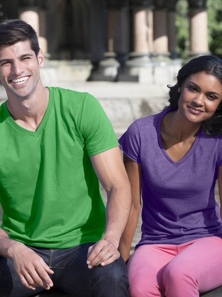Le t-shirt GI64V00 à personnaliser disponible en version femme en coloris Irish Green et Heather Purple Les mannequins homme et femme portent le t-shirt GI64V00 à V personnalisable en coloris Irish Green et Heather Purple