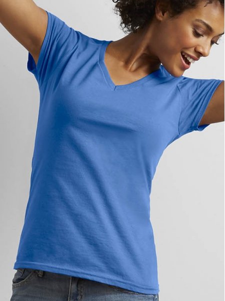 Le GI64V00L à personnaliser en coloris Royal Blue Le mannequin femme porte le t-shirt GI64V00L à col V et manches courtes personnalisable en coloris Royal Blue