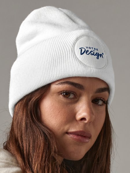 mannequin femme de face portant le Bonnet empiècement rond personnalisable mannequin femme de face portant le Bonnet empiècement rond personnalisable