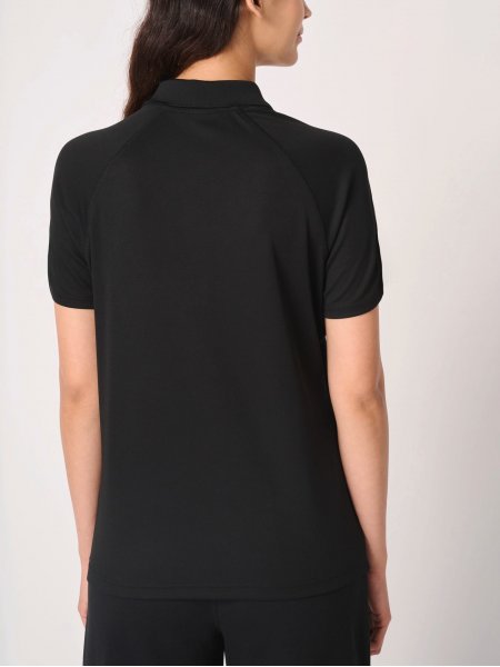 mannequin femme de dos portant le Polo sport femme personnalisable
