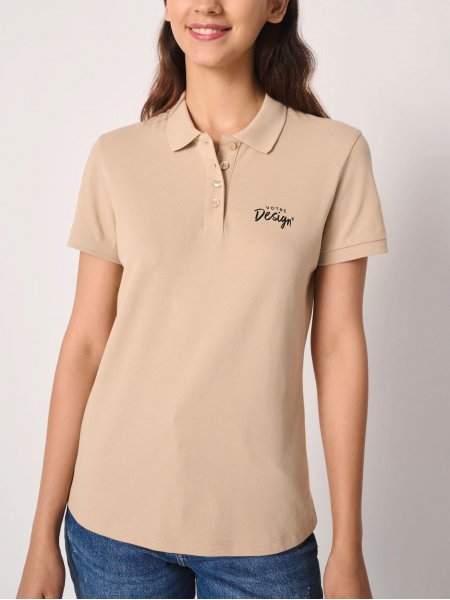 mannequin femme de face portant le Polo piqué femme Basic personnalisable mannequin femme de face portant le Polo piqué femme Basic personnalisable